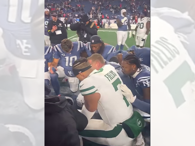 Невероятное зрелище: футбольные соперники объединились в молитве после матча