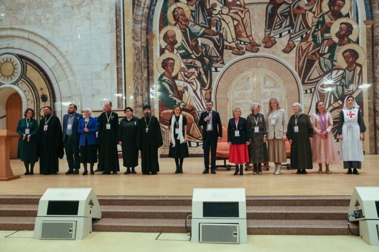 От теплых приютов до зон конфликтов: Церковь представила успешные практики социального служения