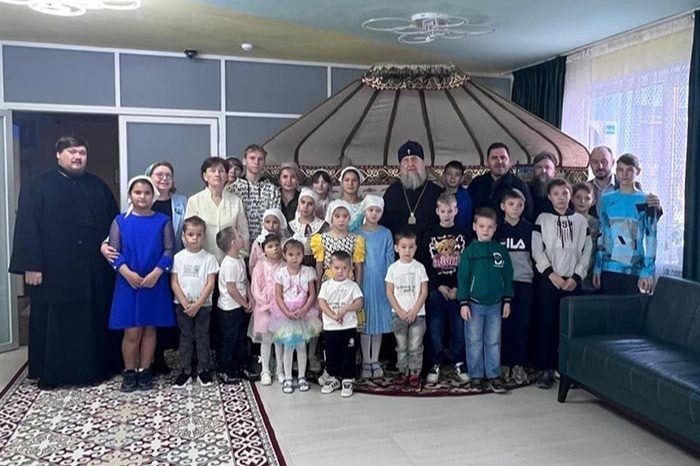 Митрополит Александр посетил социальный центр с детским домом и приютом для престарелых в Алма-Атинской области