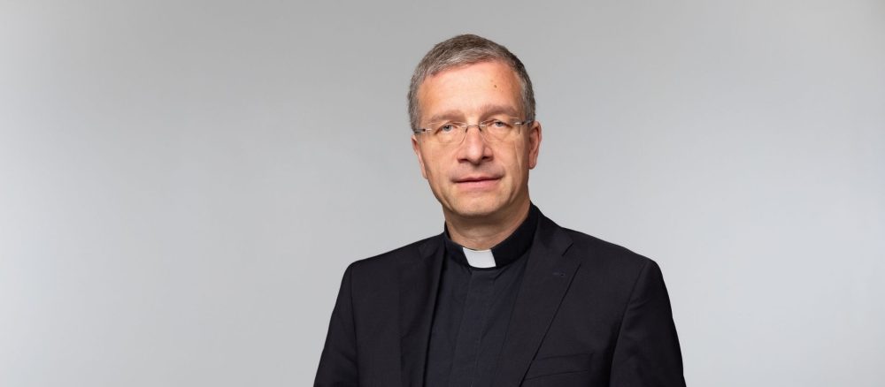 Епископ Гербер вышел из реабилитации и поздравил капельмейстера с престижной премией