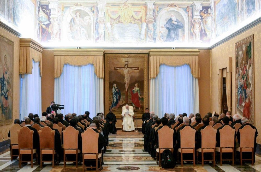 Папа Франциск призвал монахов быть строителями единства в разделенном мире