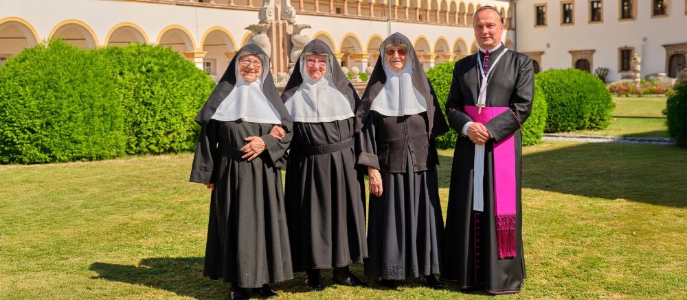 Сёстрам Гольденштайн разрешили остаться: пробст предложил компромиссное решение