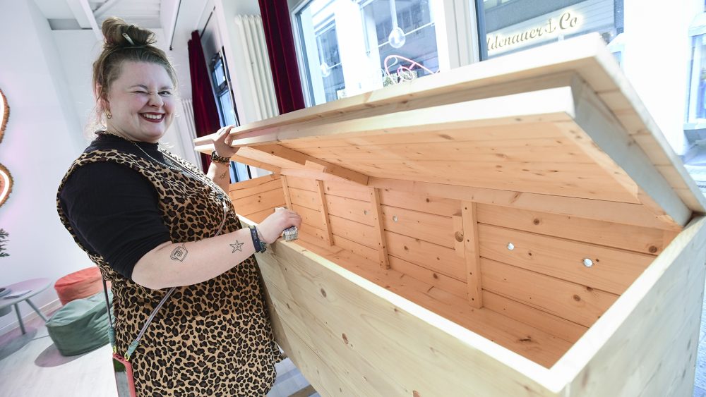 Розовый и блестящий: Берлинская женщина строит собственный гроб, который станет книжной полкой