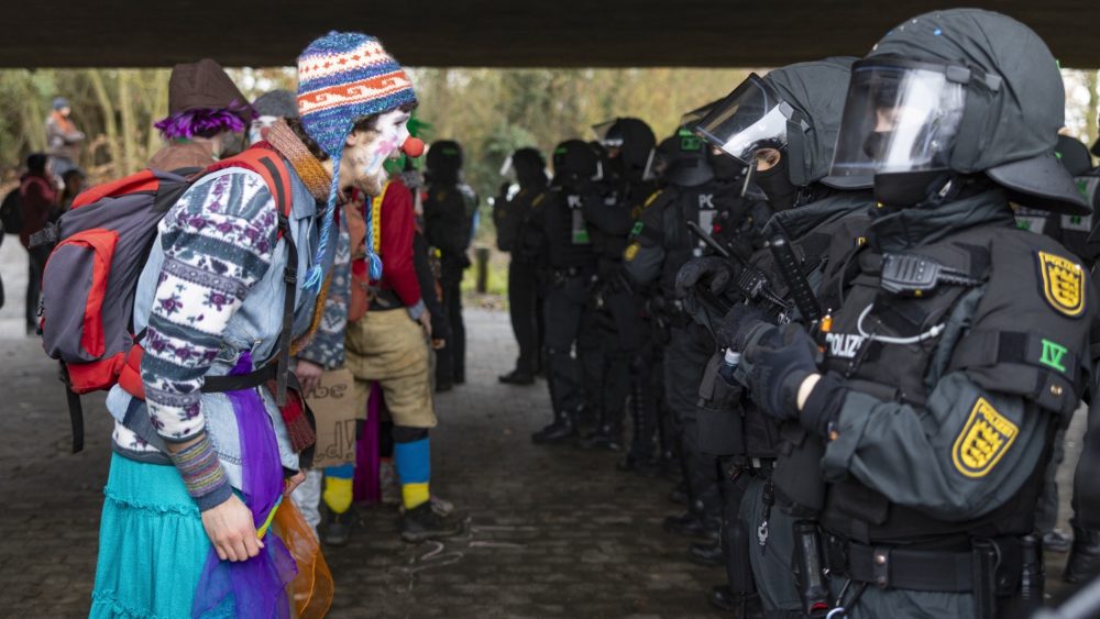 Более 25 000 демонстрантов выступили против создания молодежной организации АдГ в Гиссене