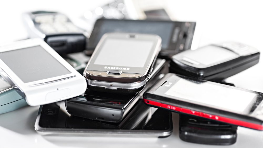 Городской декан с радостью проиграл пари: молодёжь собрала 110 кг старых телефонов