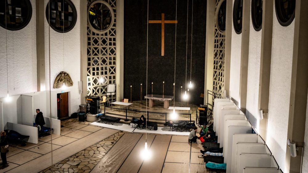 Бездомные нашли приют перед алтарем: как церковь стала ночлежкой во Франкфурте