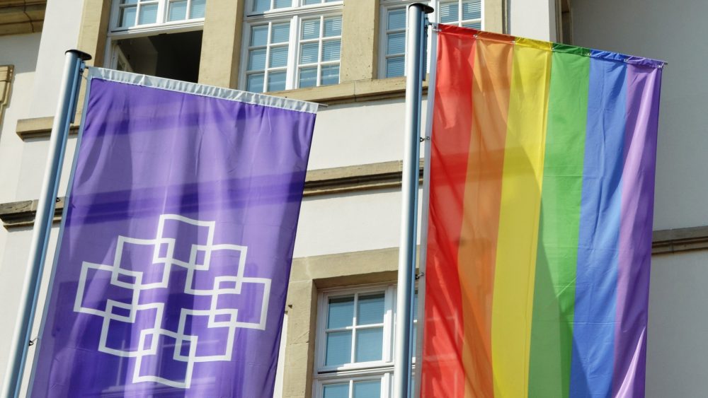 Радужный флаг — да, немецкий флаг — нет? В Евангелической церкви Германии разгорается спор о флагах на храмах