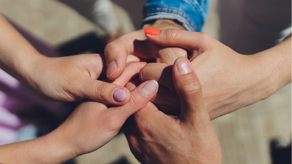 Благословение для всех?! Церковный скандал из-за освящения полиаморной семьи