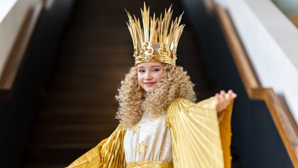 Нюрнбергский Христос-младенец в роли кикбоксера: как 16-летняя Нора Фальк совмещает боевые искусства и рождественские традиции