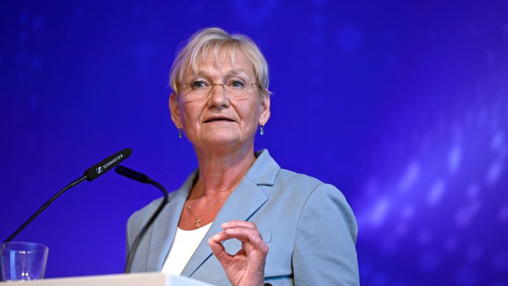 Церковь требует решительной поддержки демократии и действий против АдГ