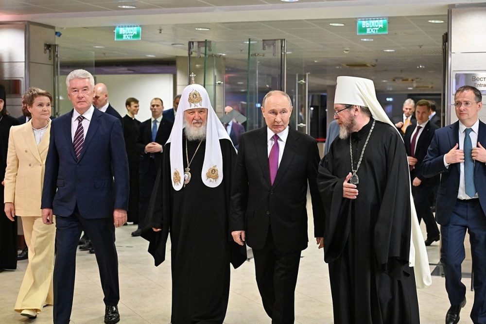 Путин и Патриарх Кирилл осмотрели в Манеже выставку «Великая Победа. Россия — моя история» в День народного единства