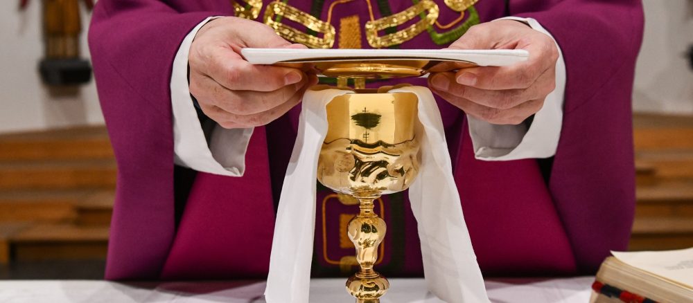 Исследование: 80% французских священников довольны своей жизнью