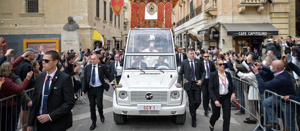 Папамобиль превратили в мобильную клинику для детей Газы, но сроки её отправки пока неизвестны