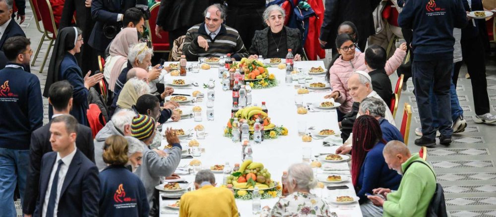 Папа Лев XIV продолжил традицию: обед с 1300 нуждающимися в Ватикане