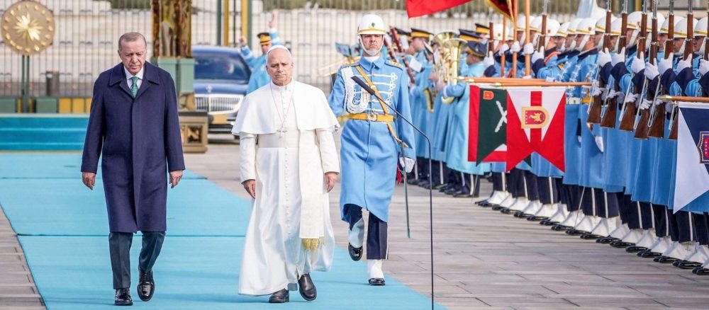 Папа Римский в Турции: встреча с Эрдоганом под грохот орудийных залпов