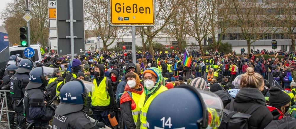 Тысячи протестующих против молодежного крыла АдГ: в демонстрациях участвуют религиозные группы