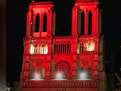 Собор Парижской Богоматери и Сакре-Кёр окрасятся в красный в знак солидарности с гонимами христианами