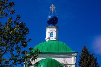 Царская корона на православном кресте: загадочный символ на куполах храмов