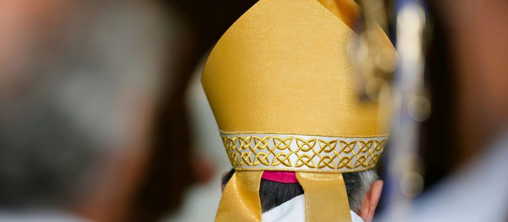 Испанский епископ, обвиненный в домогательствах, уходит в отставку