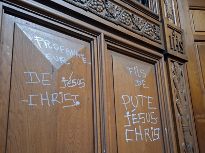 Очередной акт вандализма во Франции: осквернена дверь церкви Святого Сердца в Лурде