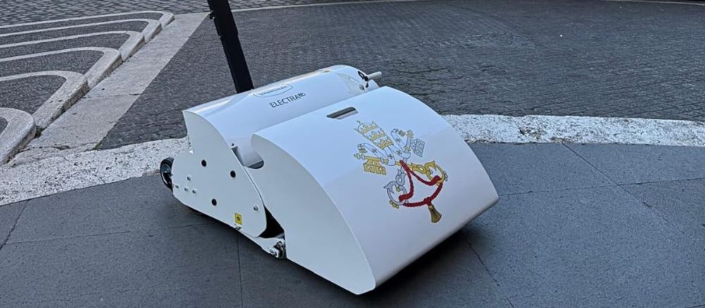 Белый с гербом: специальная газонокосилка для Папы Льва XIV
