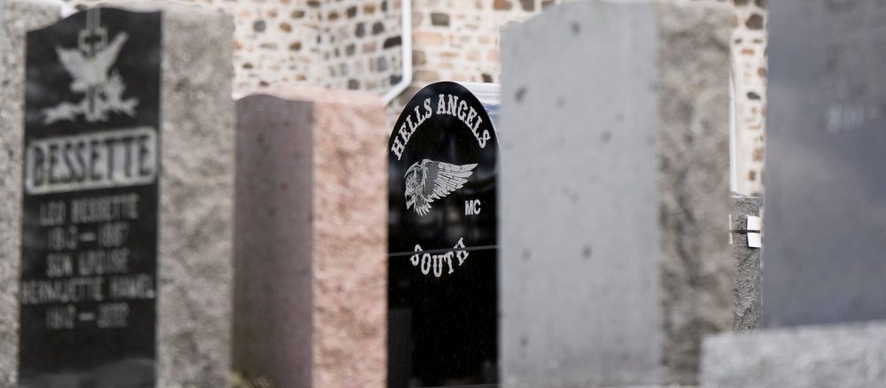 Памятник Hells Angels на кладбище в Квебеке вызвал возмущение — вмешалась епархия