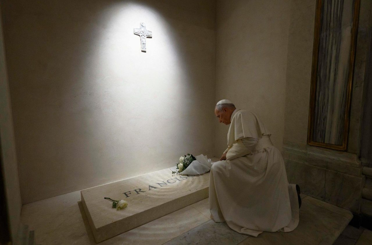Папа Лев XIV возложил белые розы и помолился у гробницы Папы Франциска в Ватикане