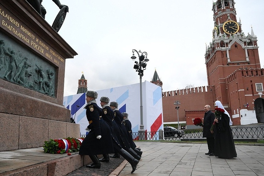 День народного единства: Путин и Патриарх Кирилл возложили цветы к памятнику Минина и Пожарского на Красной площади
