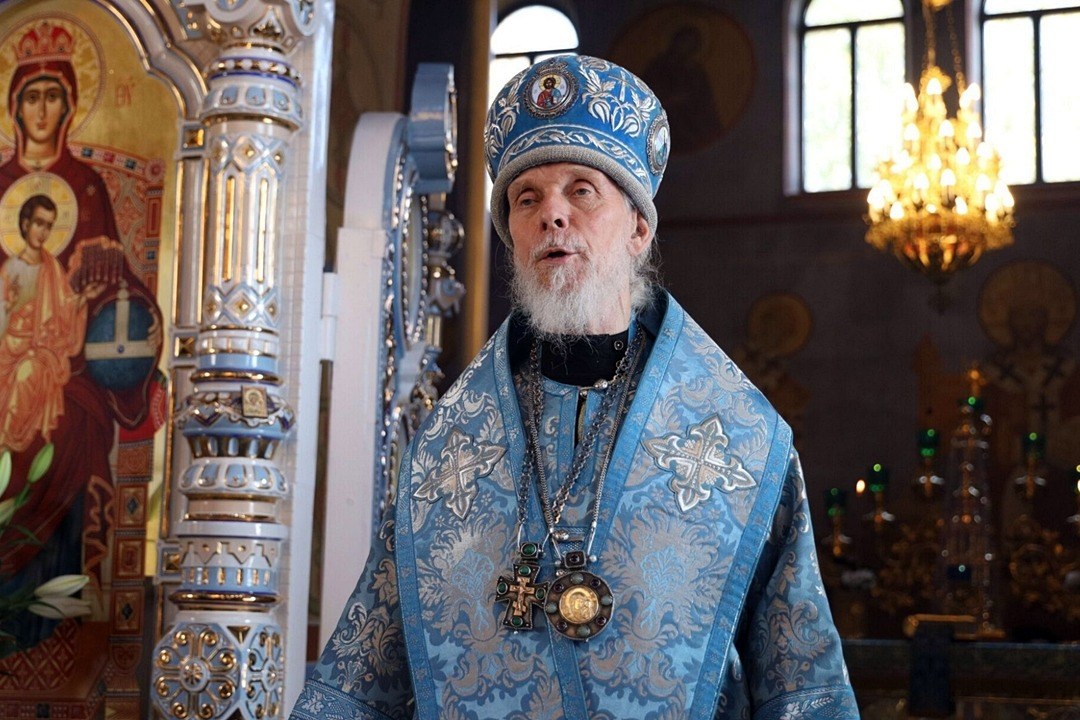 Патриарх Кирилл наградил архиепископа Максимилиана орденом Александра Невского к 75-летию