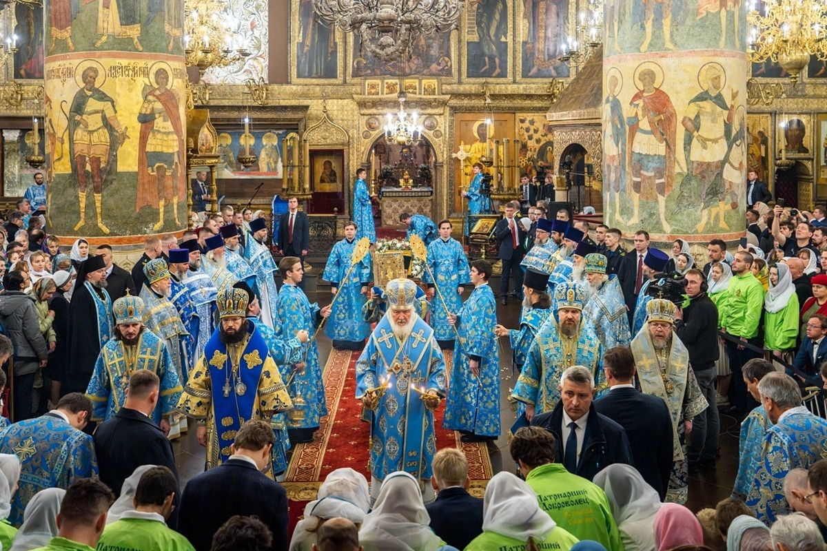 Патриарх Кирилл возглавил Литургию в Успенском соборе в День Казанской иконы — с чудотворным списком, хиротонией и наградами