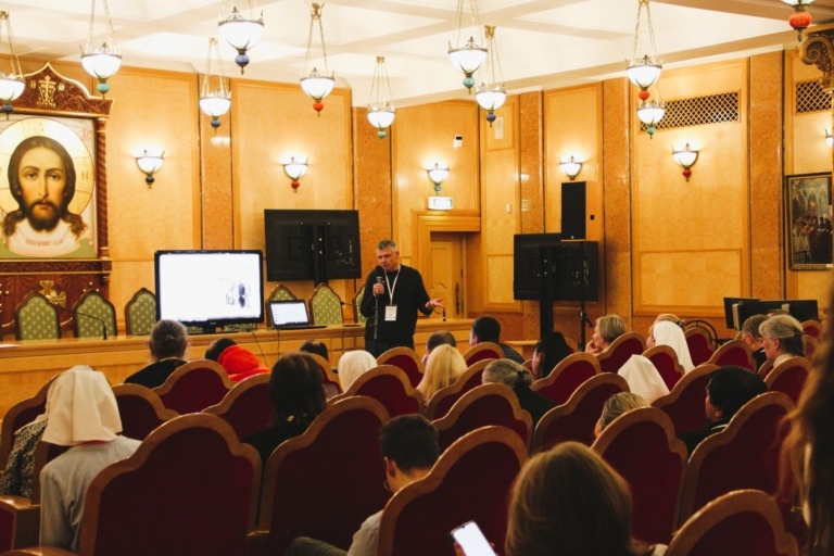 Эксперты по социальной помощи обсудили реабилитацию бездомных на церковном съезде