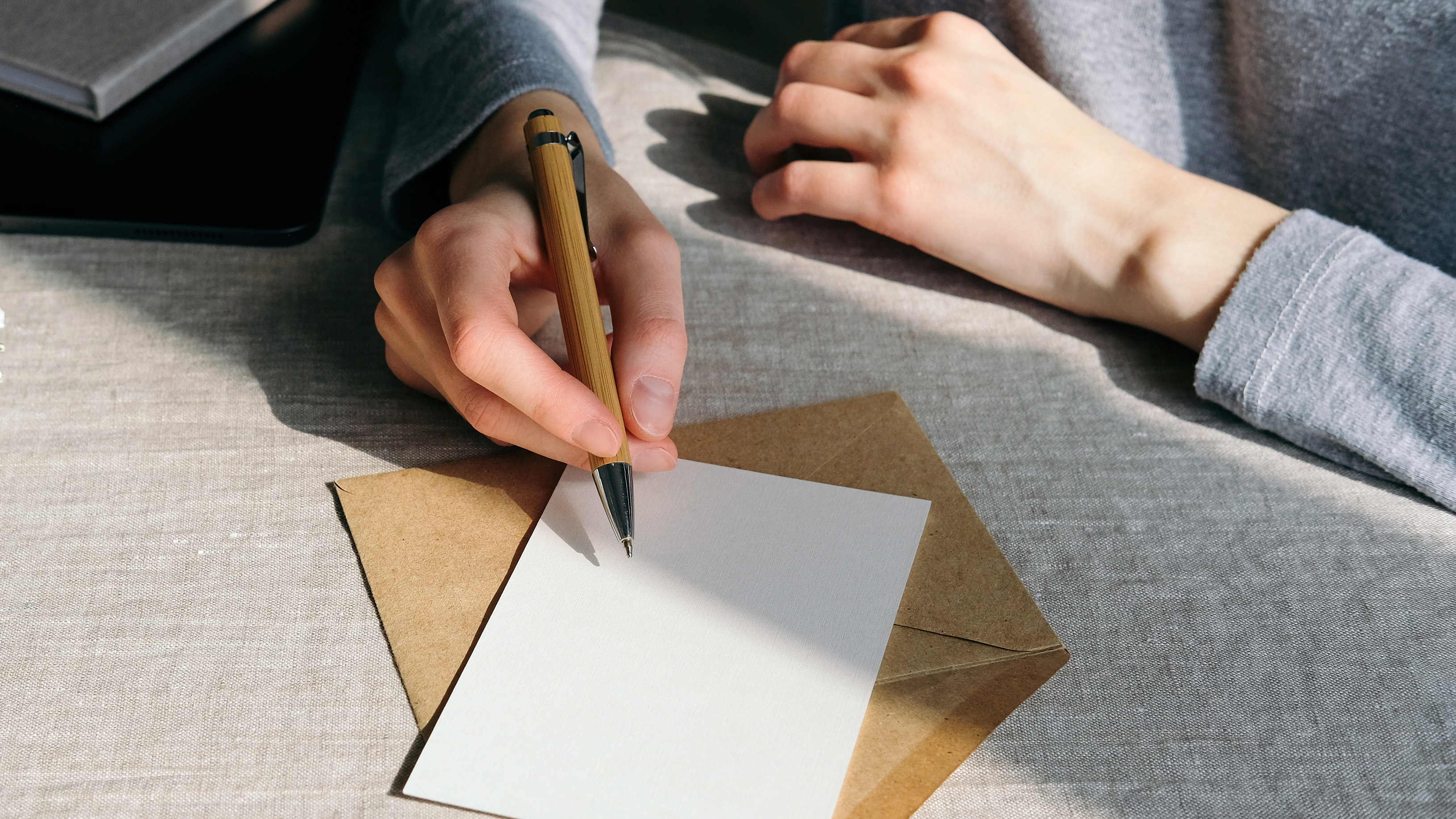 Современный этикет соболезнований: 10 правил тактичной поддержки в трудную минуту