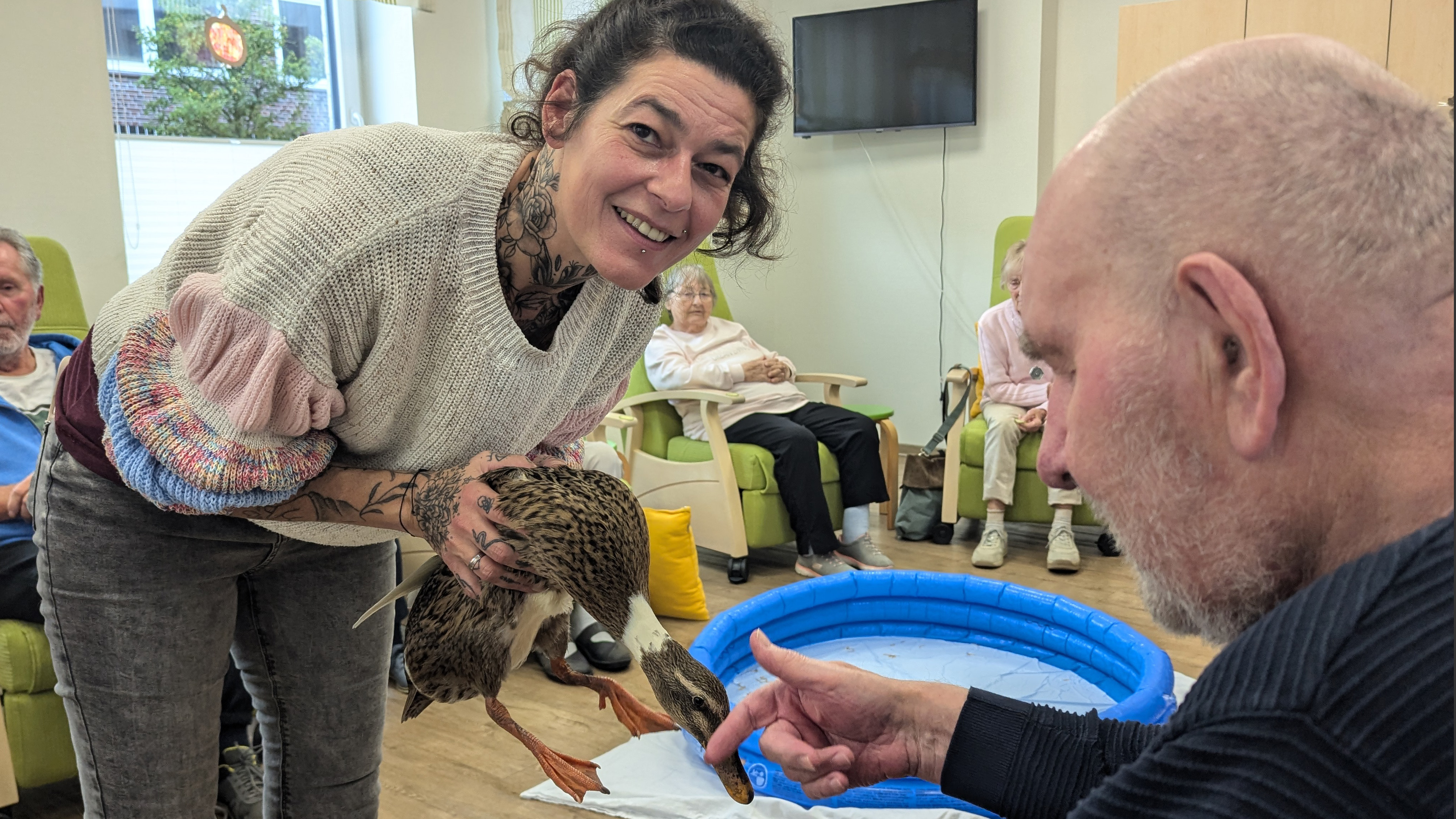 Утка по имени Кекс: необычный терапевт в немецком доме престарелых