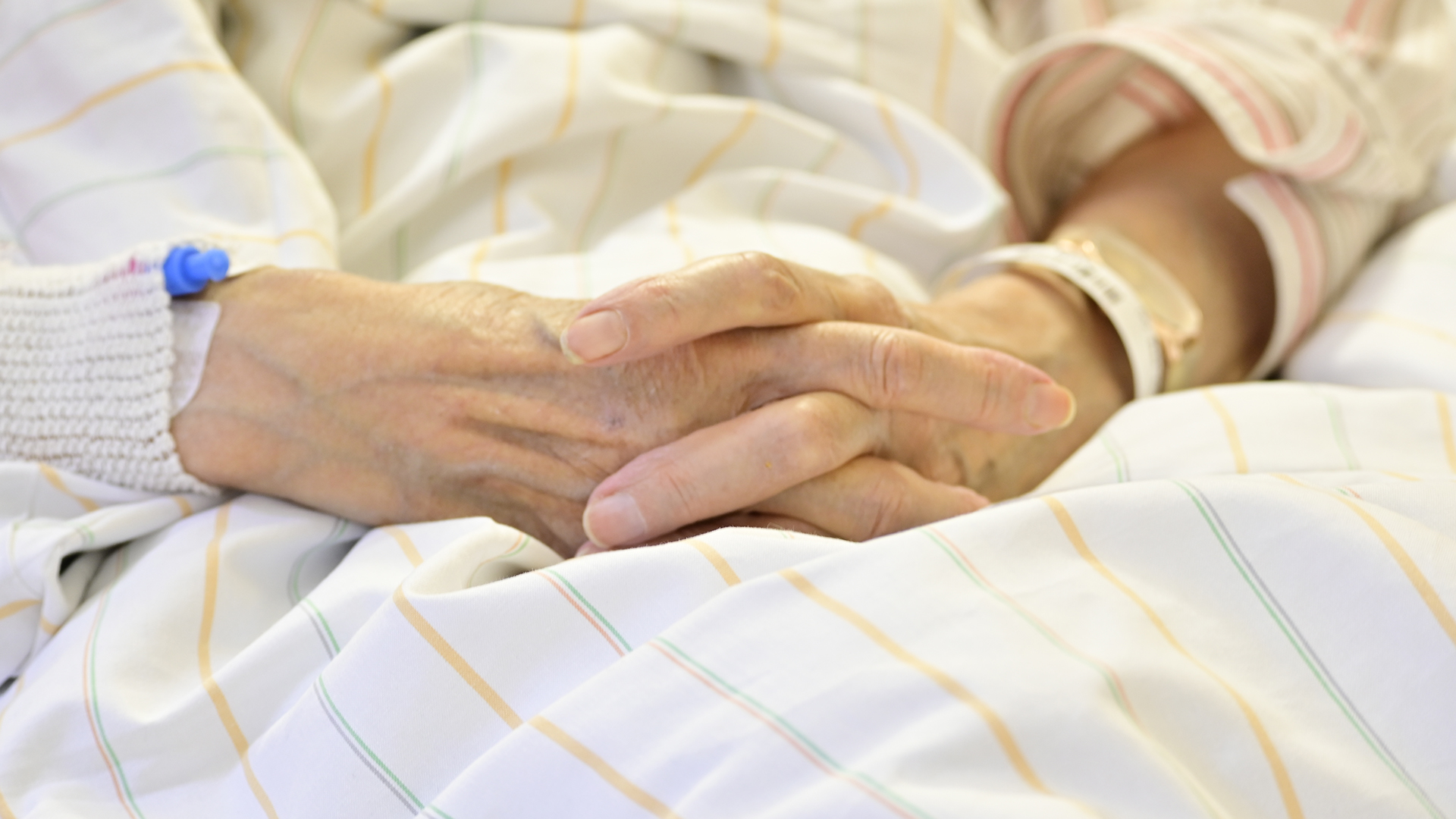 Женщины встречают смерть спокойнее мужчин: исследование похоронного бизнеса