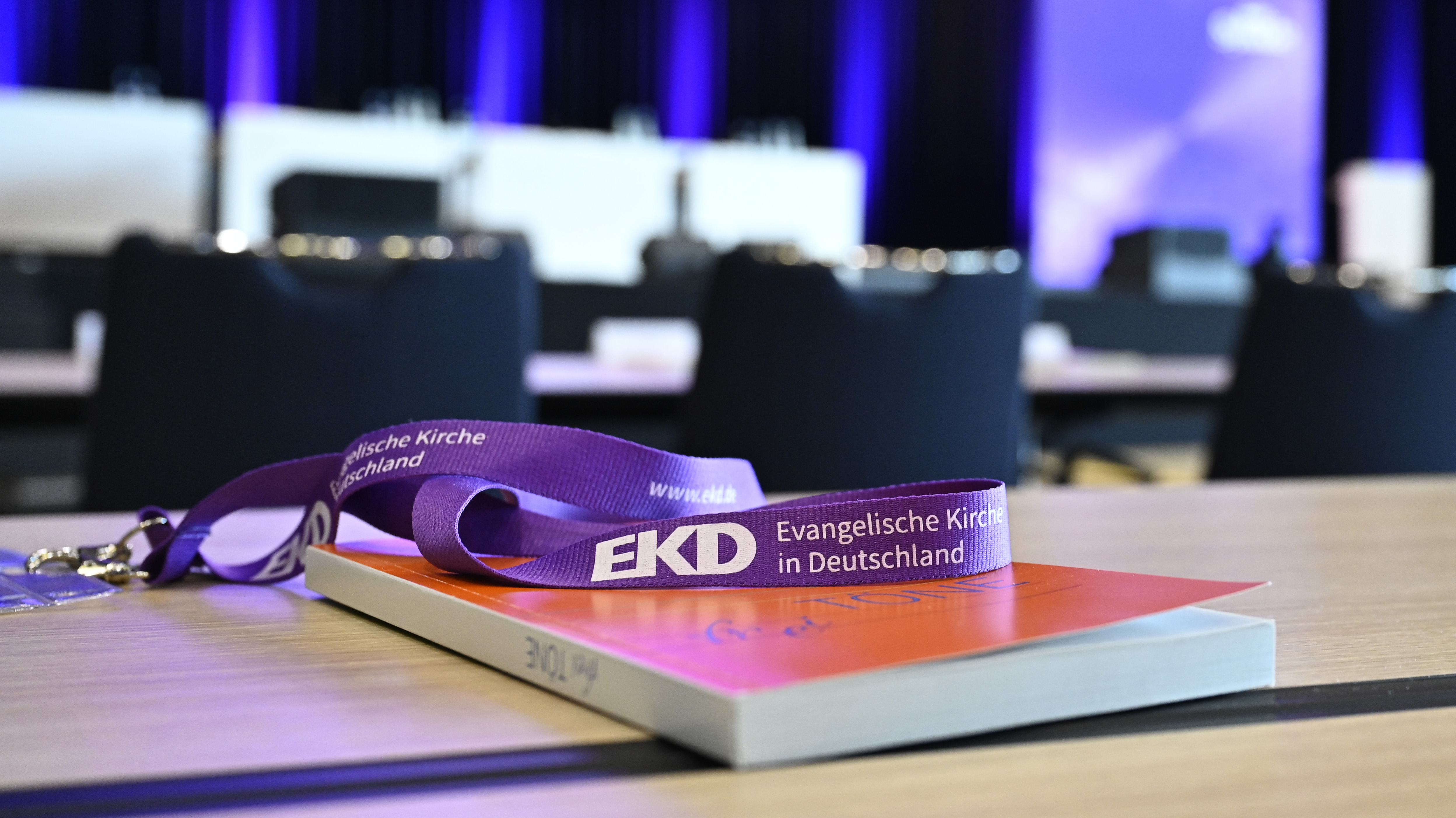 Изменения в правилах использования флагов, а размер церковного парламента пока сохраняется