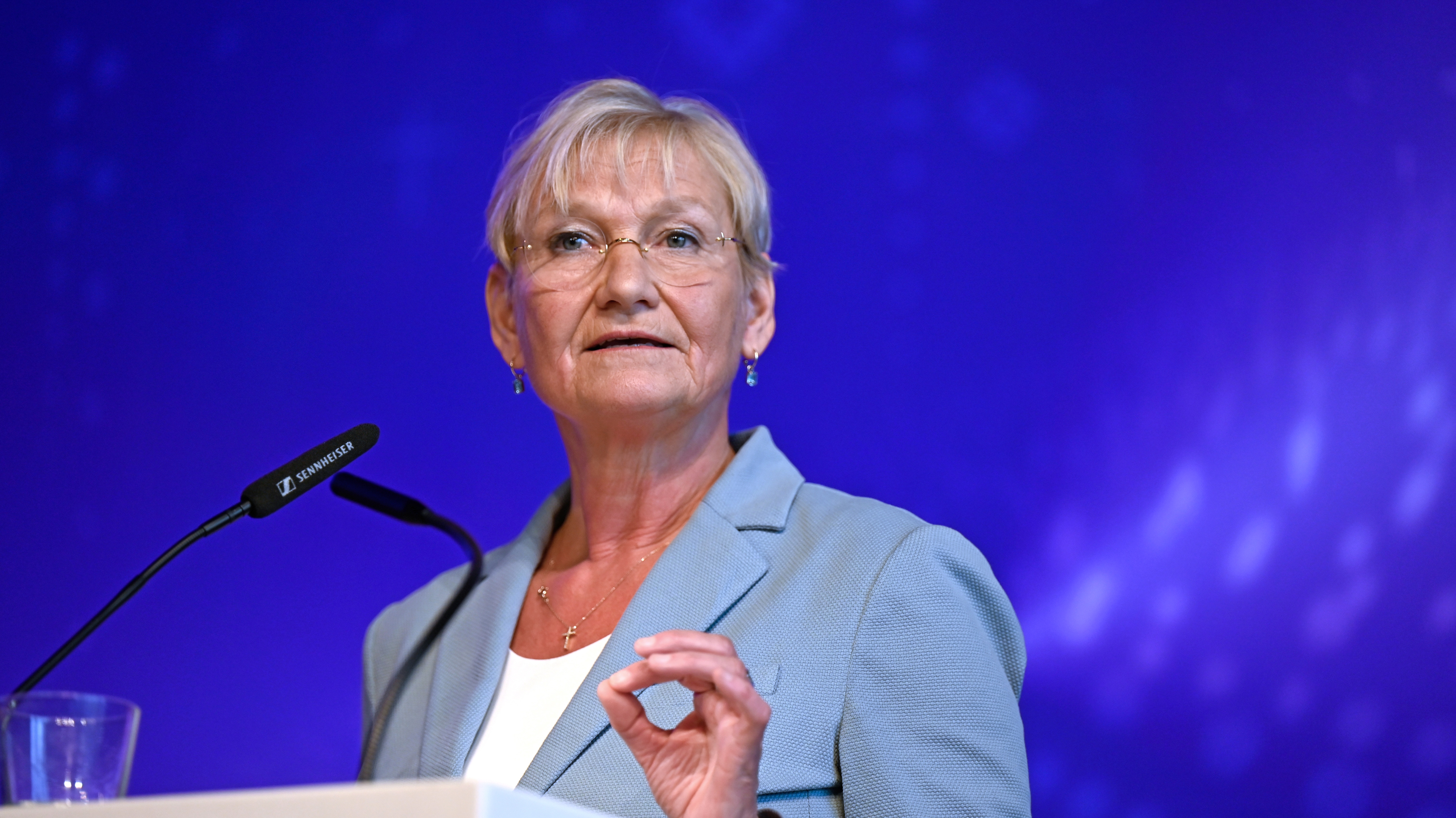 Церковь требует решительной поддержки демократии и действий против АдГ