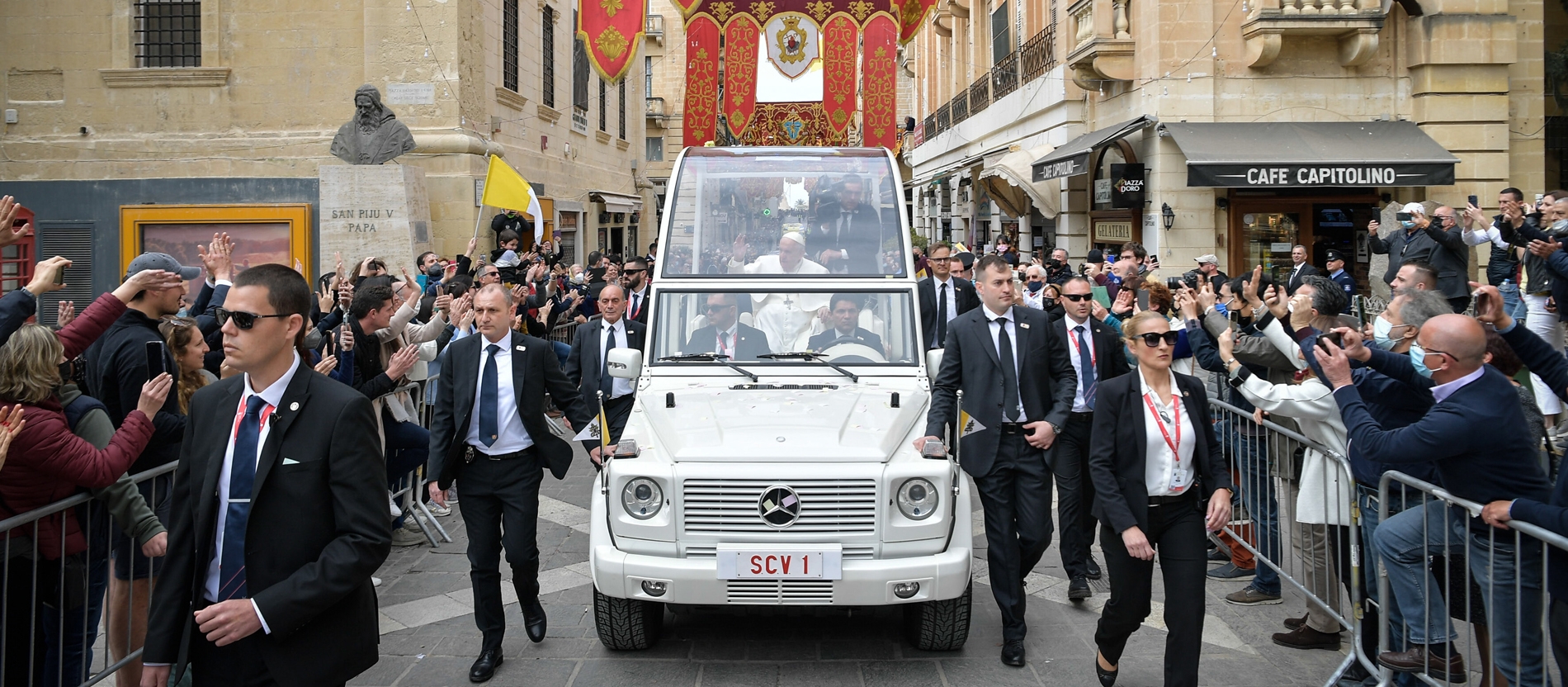 Папамобиль превратили в мобильную клинику для детей Газы, но сроки её отправки пока неизвестны