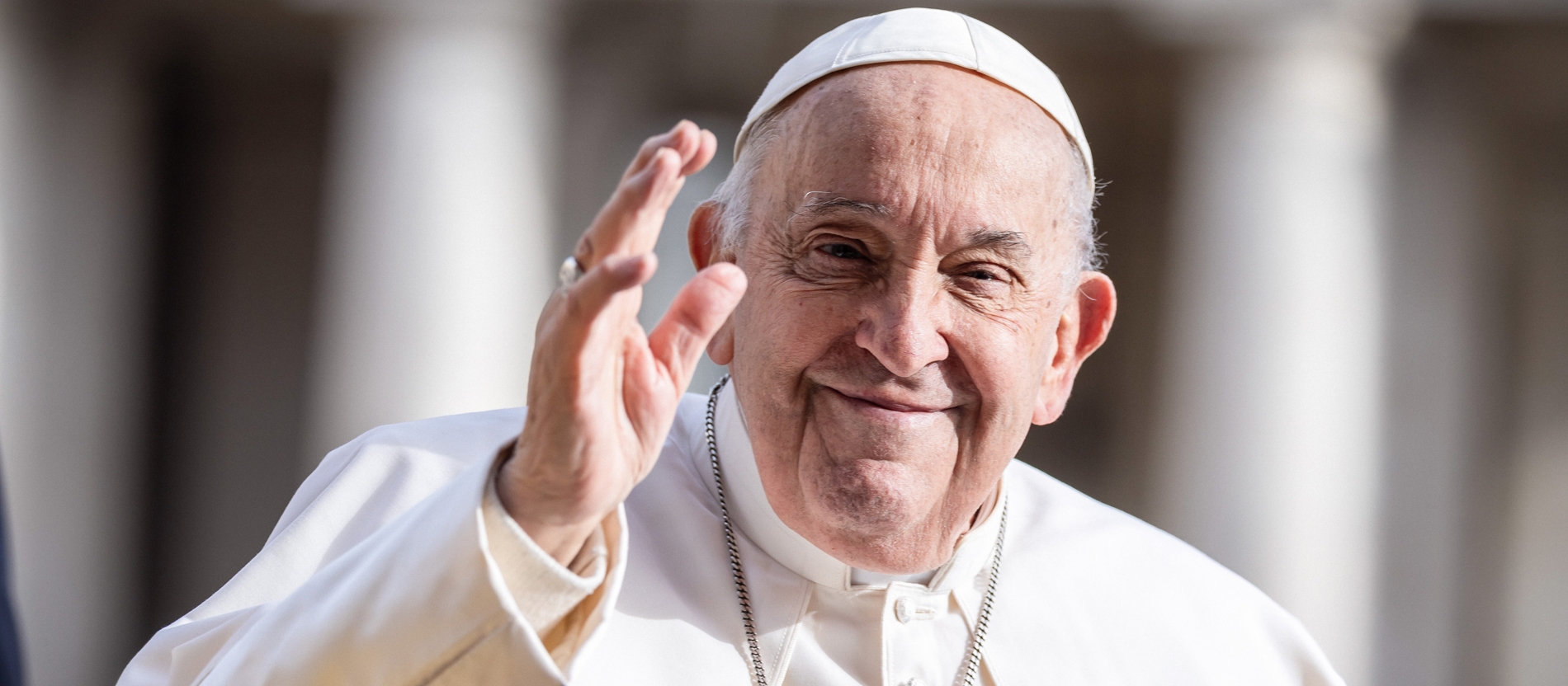 Камера Папы Франциска продана на аукционе за рекордные миллионы