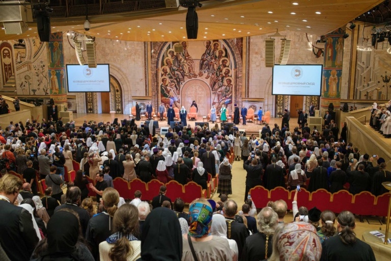 Патриарх Кирилл: Россия переходит от детских домов к поддержке приемных семей