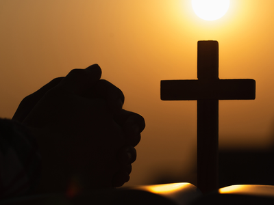 Здания в красном свете: как поддержать гонимых христиан молитвой и пятью библейскими стихами