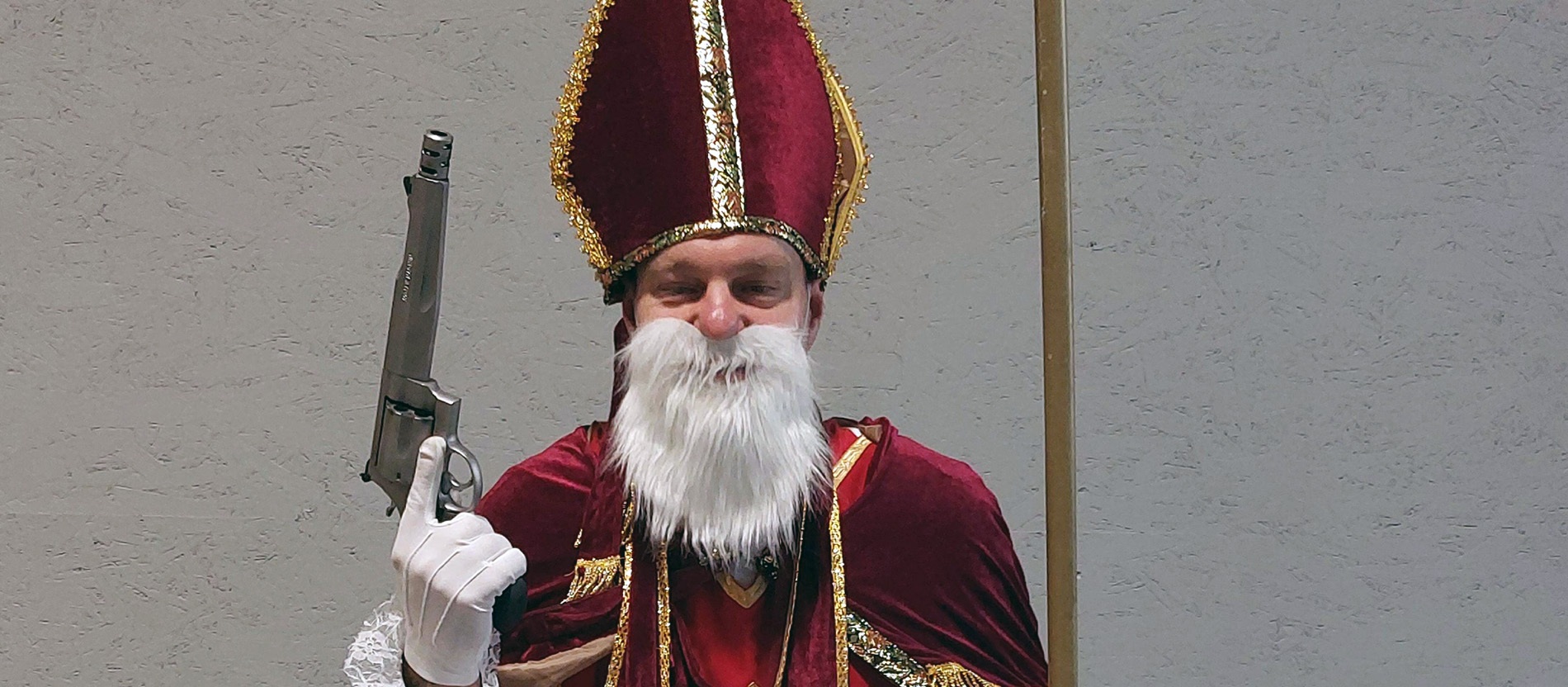 Вооруженный святой Николай в австрийской рекламе вызвал волну возмущения