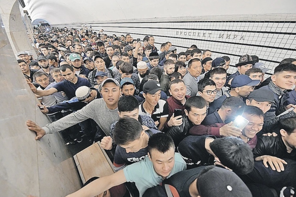 Эксперт-исламовед: метро — неподходящее место для намаза из-за суеты и шума