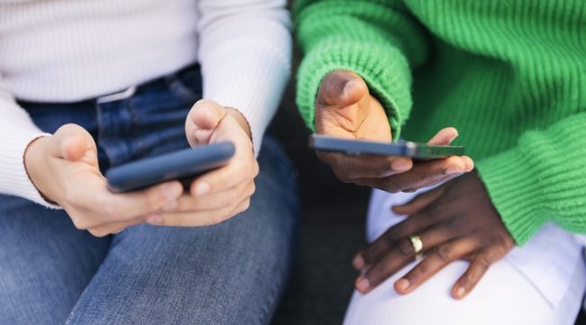 Защита девочек и молодых женщин в цифровую эпоху: вызовы и решения