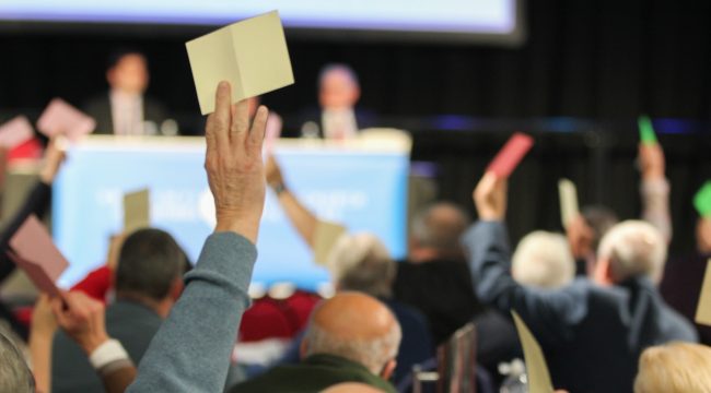 «Дорожная карта» Церкви Уэльса по благословению однополых пар вызвала обвинения в «введении в заблуждение»