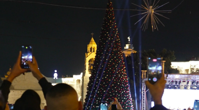 «Свет надежды для нас»: впервые за два года рождественские огни озарили Вифлеем и Иерусалим