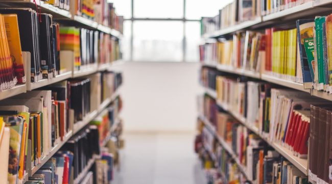 Учителя уволили после заявления, что Великобритания — христианская страна