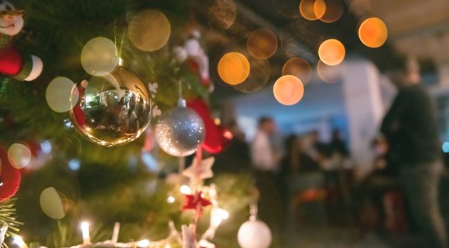 Сможет ли Томми Робинсон «вернуть Христа в Рождество»? Противостояние вокруг рождественского богослужения в Лондоне