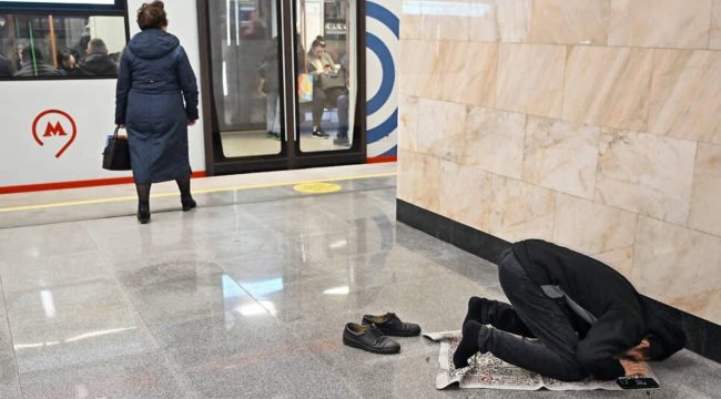 Глава СПЧ Фадеев назвал намазы в метро провокацией, противоречащей исламу