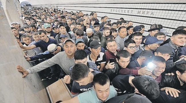 Эксперт-исламовед: метро — неподходящее место для намаза из-за суеты и шума