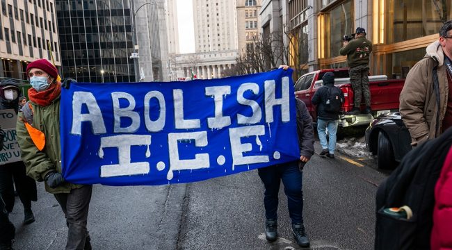 Протестующие против ICE заблокировали технику и атаковали полицейских Нью-Йорка